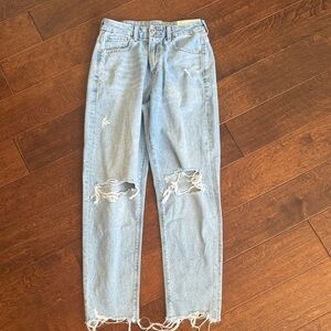 American Eagle light Wash Distressed Women’s Jeans